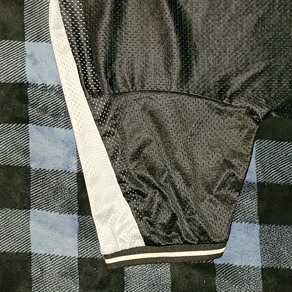 Vintage. Made in USA. Cheetah. Jersey material tee. Men's size L. Like-new - Picture 11 of 15